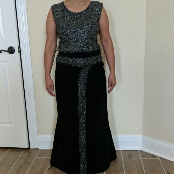 Black 2-piece gown - Picture 6 of 8